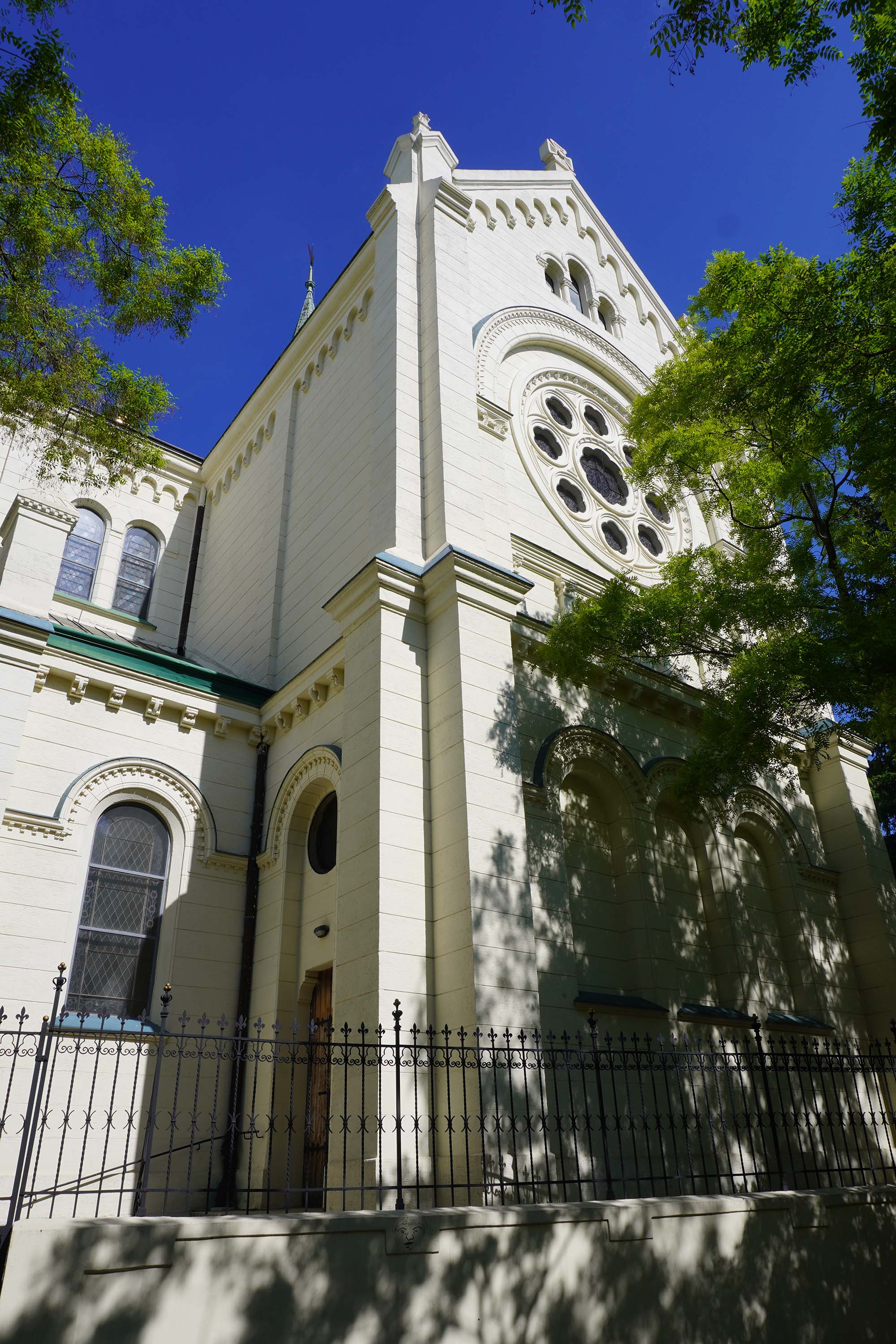 Blumentál - Farský kostol nanebovzatia Panny Márie